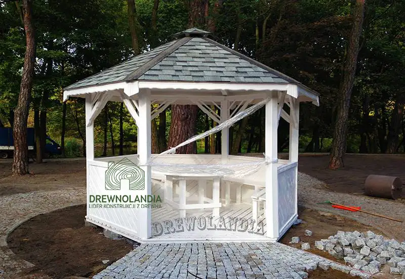 piekna biala altanka ogrodowa na nowej kostce brukowej