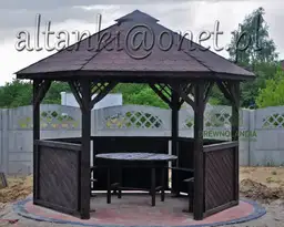 bardzo ciemna altana drewniana