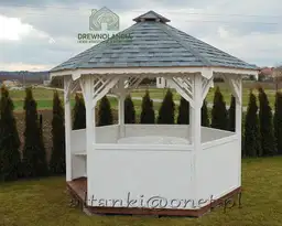 zabudowana biała altanka