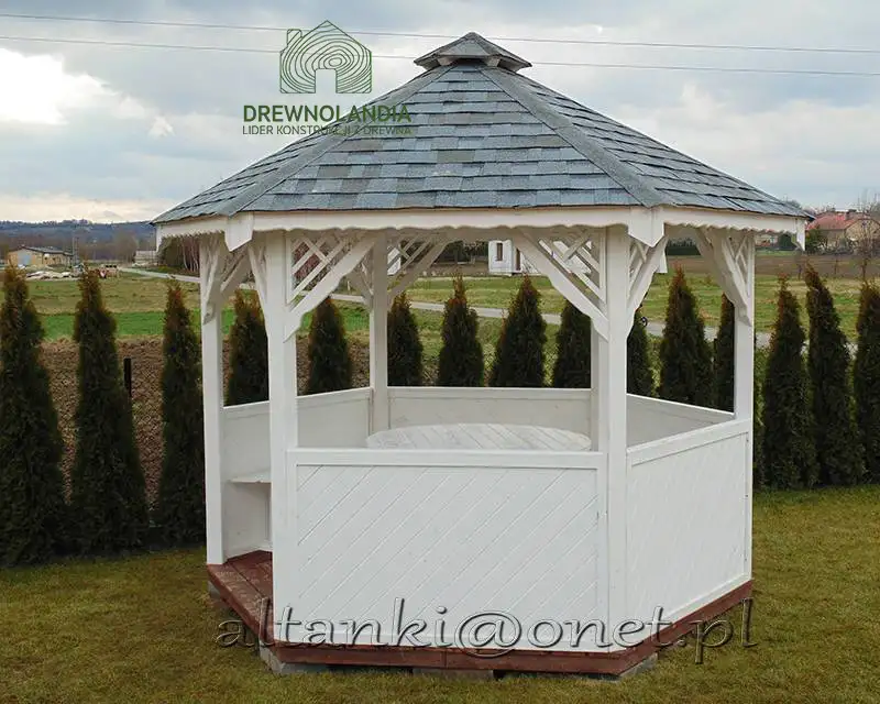 zabudowana biała altanka