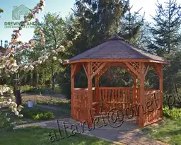 drewniana altana w sadzie