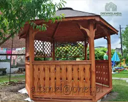 Mala altanka z drewna