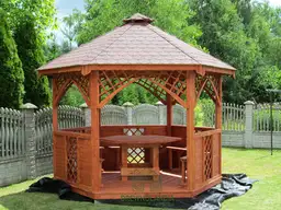 altana ogrodowa drewniana z belkami po bokach