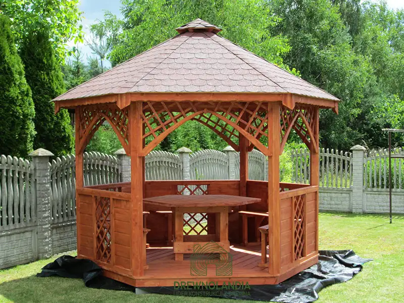 altana ogrodowa drewniana z belkami po bokach