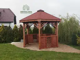 Drewniana szesciokatna altana