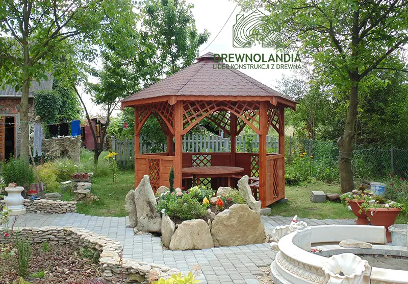 altana ogrodowa w otoczeniu zadbanego ogrodu i skalniaka