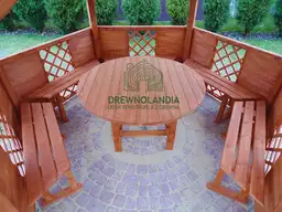 altana drewniana z okraglym stolem i lawkami