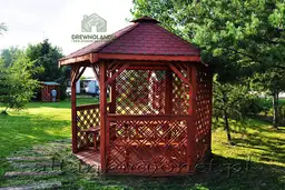 altanka w duzym ogrodzie