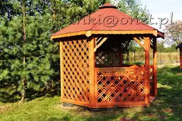 mala altana ogrodowa z czerwonym dachem obok drzew