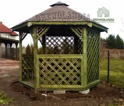 mala altana ogrodowa ziemona z bordowym dachem