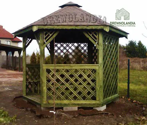 mala altana ogrodowa ziemona z bordowym dachem