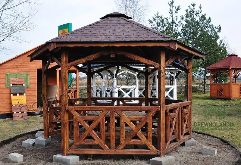 altana ogrodowa z bordowym dachem