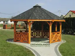 Brazowa altana ogrodowa z czarnym dachem i chodnikiem