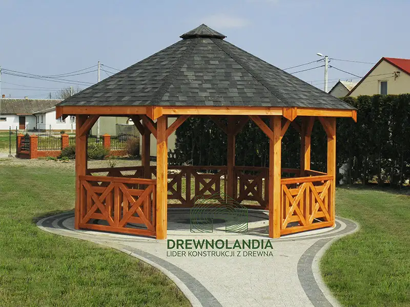 Brazowa altana ogrodowa z czarnym dachem i chodnikiem