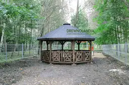 brązowa altana ogrodowa z ciemnym dachem