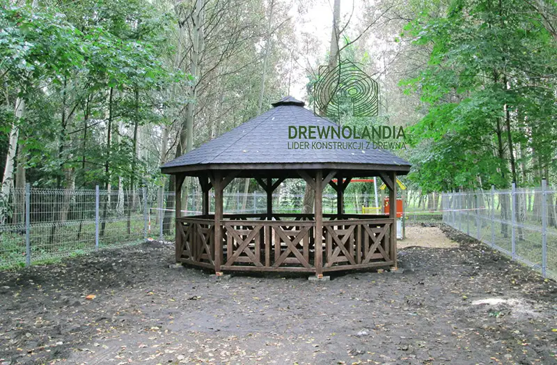 brązowa altana ogrodowa z ciemnym dachem