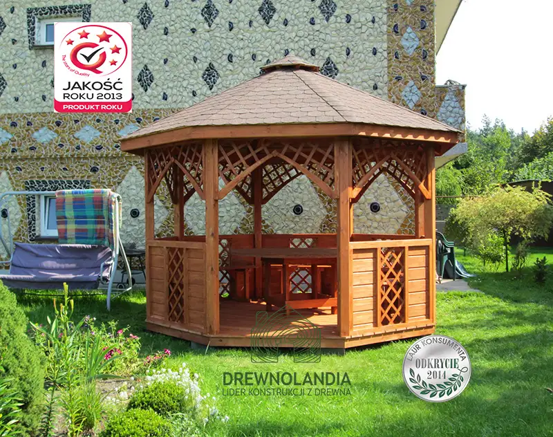 altana drewniana na tle kolorowego domu