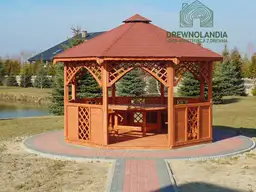 altana ogrodowa z prześwitami w obudowie