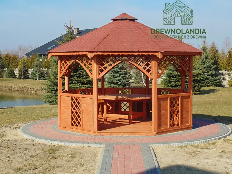 altana ogrodowa z prześwitami w obudowie