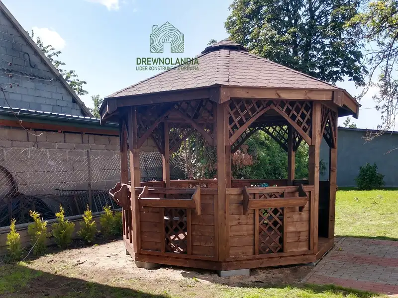 Osmiokatna drewniana altanka na dzialke