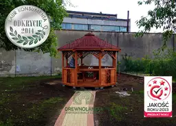 drewniana altanka na dworze