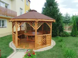 altana ogrodowa z okraglym stolem i laweczkami