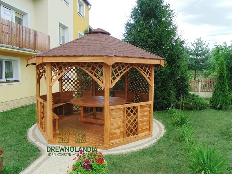 altana ogrodowa z okraglym stolem i laweczkami