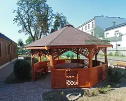 duża altana z dużym stołem