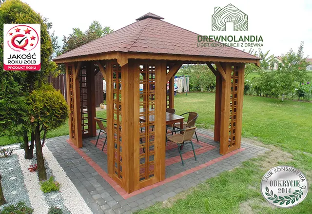 altana ogrodowa na kostce brukowej z bordowym dachem