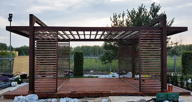 brązowa altana ogrodowa w trakcie budowy