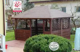 altana ogrodowa przy krzewie