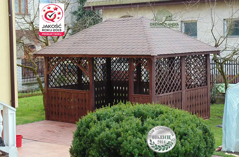 altana ogrodowa przy krzewie