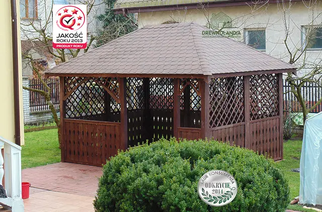 altana ogrodowa przy krzewie