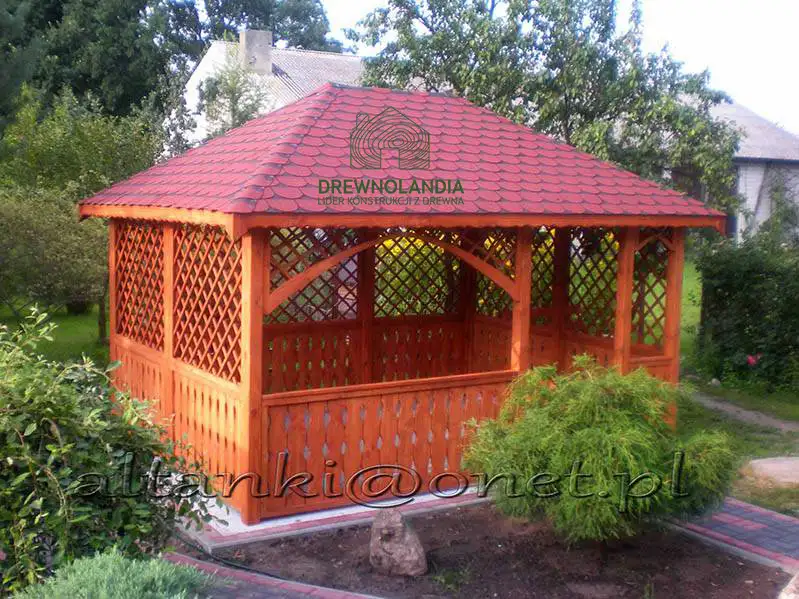 altana ogrodowa z bordowym dachem z chodnikiem wśród roślin