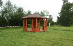 kwadratowa altana na zielonej trawie