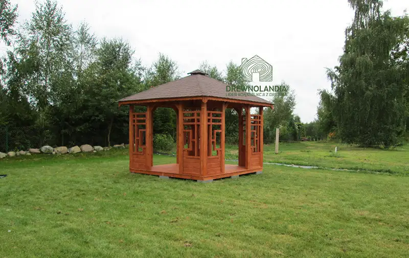 kwadratowa altana na zielonej trawie