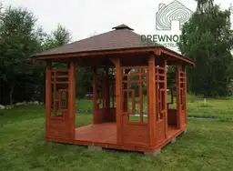 nowa altanka ogrodowa na trawie