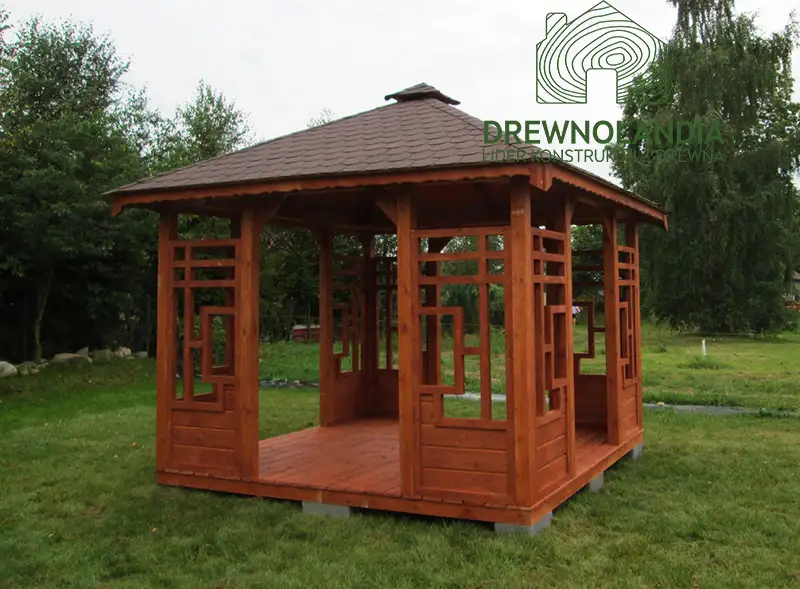 nowa altanka ogrodowa na trawie