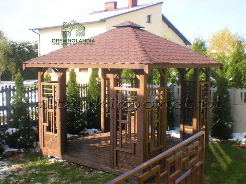 otwarta altanka drewniana