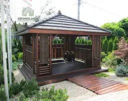 altana ogrodowa z chodnikiem wśród drzew