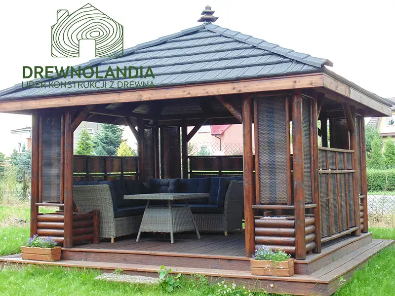 altana ogrodowa z kanapa i krzeslami wewnątrz