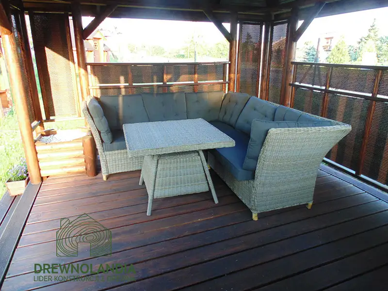 altana ogrodowa ze stolikiem i kanapa