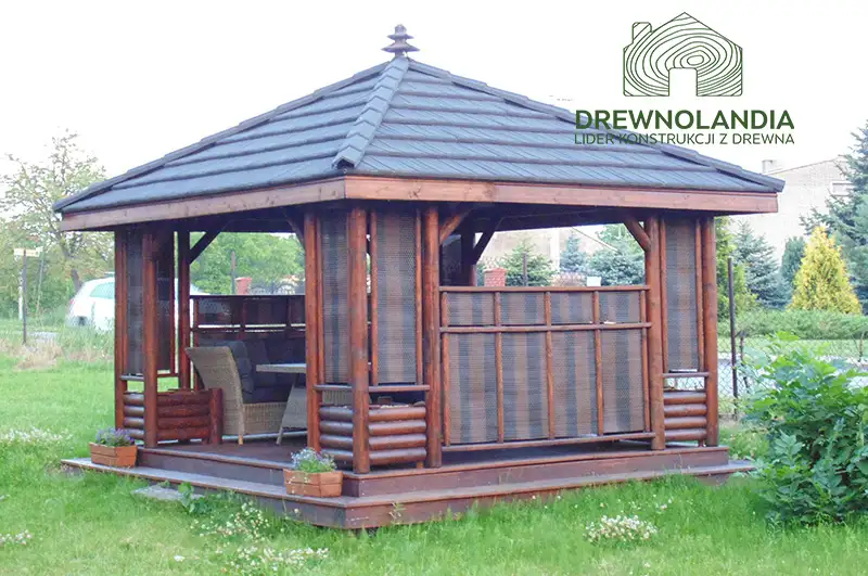 altana ogrodowa stojąca na trawie