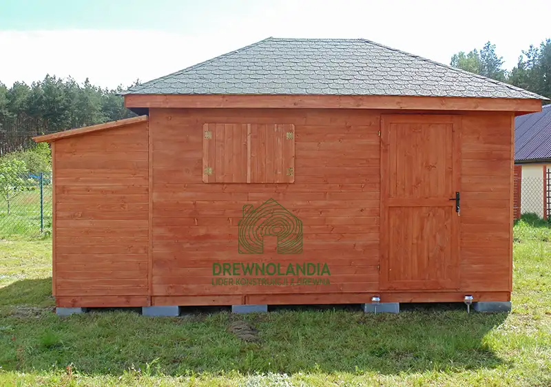 mały domek letniskowy na trawie z dachem ciemnym