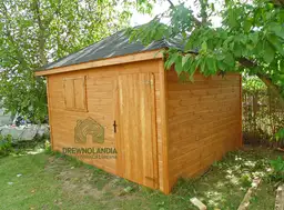 jasnobrązowy domek letniskowy na trawie przy płocie z ciemnym dachem