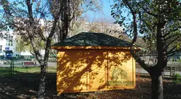 jasnobrązowy domek letniskowy z dachem ciemnym