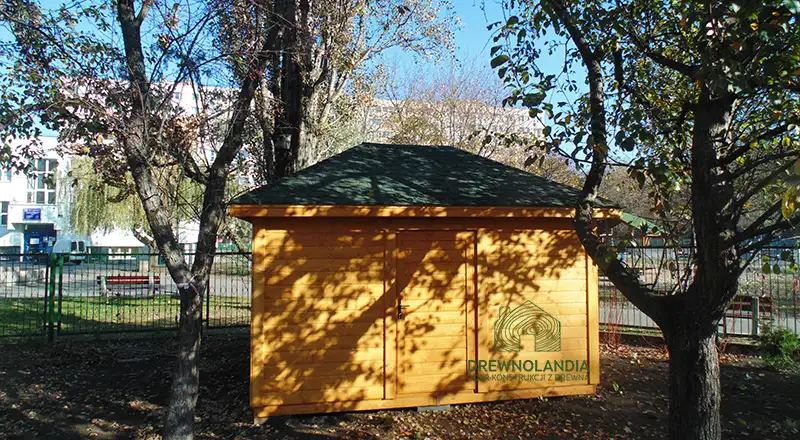 jasnobrązowy domek letniskowy z dachem ciemnym