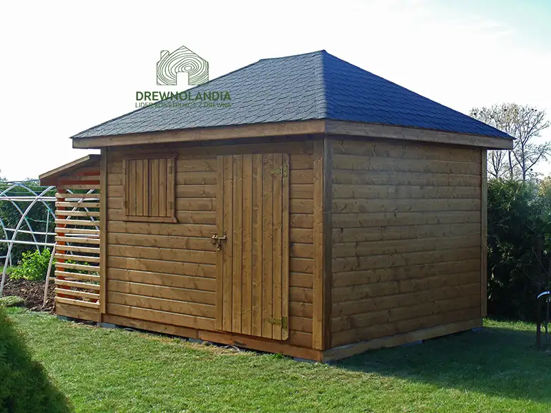 brązowa drewutnia z niebieskim dachem na trawie