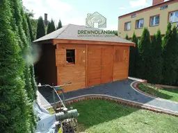 mały domek letniskowy z chodnikiem