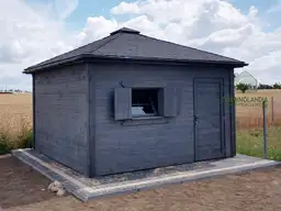 Drewniany domek gospodarczy